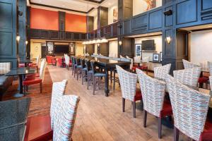 une salle à manger avec des tables et des chaises dans un restaurant dans l'établissement Hampton Inn & Suites Waco-South, à Waco