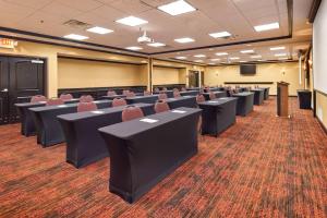 una sala de conferencias con escritorios y sillas. en Hampton Inn & Suites Waco-South, en Waco