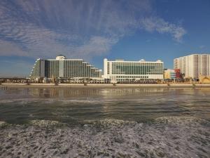 Blick auf einen Strand mit Gebäuden im Hintergrund in der Unterkunft Hilton Daytona Beach Resort in Daytona Beach