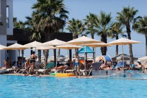 Bazén v ubytování Hotel GRINT nebo v jeho okolí