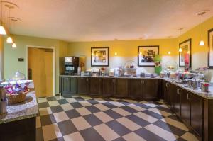 uma grande cozinha com piso em xadrez em Hampton Inn Selinsgrove/Shamokin Dam em Shamokin Dam