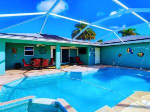 a large swimming pool with a pergola and tables and chairs at 20 Disc-2 Kg Mstrs, Golf, Fishing, BBQ, Pool, Spa in Cape Coral