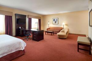 Postel nebo postele na pokoji v ubytování Hampton Inn & Suites Austin South Buda