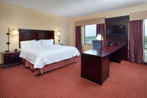 Postel nebo postele na pokoji v ubytování Hampton Inn & Suites Austin South Buda