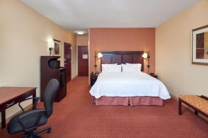 Postel nebo postele na pokoji v ubytování Hampton Inn & Suites Austin South Buda
