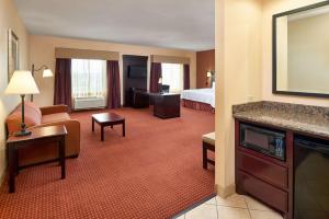 TV a/nebo společenská místnost v ubytování Hampton Inn & Suites Austin South Buda