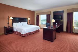 Postel nebo postele na pokoji v ubytování Hampton Inn & Suites Austin South Buda