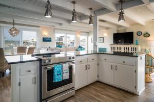 Η κουζίνα ή μικρή κουζίνα στο Palmetto Paradise home +25 φωτογραφίες