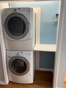 a microwave and a washing machine in a kitchen at Tortuga home in Holden Beach