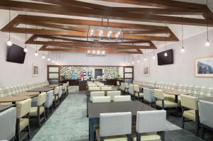 a large dining room with tables and chairs at Hampton Inn Philadelphia Center City-Convention Center in Philadelphia