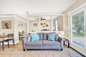 巴拿馬城的住宿－Luxe Guest Suite Near The Emerald Coast of PCB，客厅配有沙发和桌子