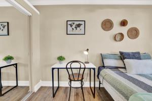 巴拿馬城的住宿－Luxe Guest Suite Near The Emerald Coast of PCB，配有床、桌子和椅子的房间