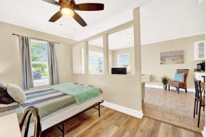 巴拿馬城的住宿－Luxe Guest Suite Near The Emerald Coast of PCB，一间卧室配有一张床和吊扇