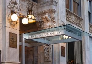 una señal para el hotel del jugador al lado de un edificio en The Candler Hotel Atlanta, Curio Collection by Hilton en Atlanta