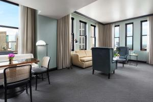 un soggiorno con divano e tavolo di The Candler Hotel Atlanta, Curio Collection by Hilton ad Atlanta