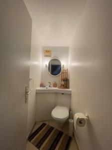 een kleine badkamer met een toilet en een wastafel bij Chambre atypique in Saint-Blaise