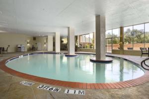 達拉斯的住宿－Embassy Suites by Hilton Dallas Market Center，大型建筑中的大型游泳池