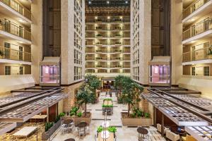 una imagen del vestíbulo de un hotel con mesas y sillas en Embassy Suites by Hilton Dallas Market Center en Dallas