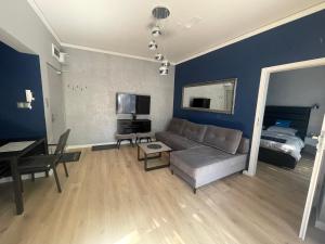 uma sala de estar com um sofá e uma cama em Apartament Navy Blue z tarasem em Serock