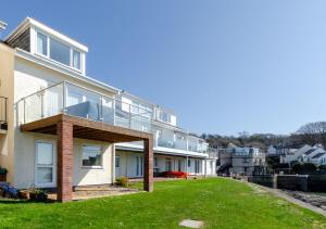 a house with a balcony on the side of it at Y Nyth in Y Felinheli