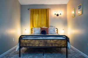 1 dormitorio con 1 cama con cortina amarilla en Upper Mountain Haus Studio Close to Slopes Mtns, en Ogden
