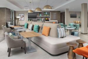 Home2 Suites By Hilton Longmont的休息区