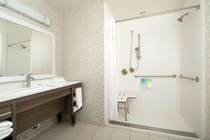 Home2 Suites By Hilton Longmont的一间浴室