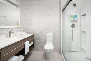 Home2 Suites By Hilton Longmont的一间浴室