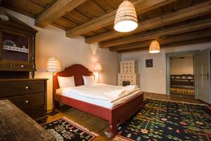 sypialnia z łóżkiem i komodą w pokoju w obiekcie Viscri 125 w mieście Viscri