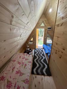 uma pequena casa com uma cama num quarto em WildBeauty Grebaje em Vusanje