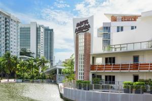 uma massa de água em frente aos edifícios em The Gates Hotel South Beach - a Doubletree by Hilton em Miami Beach