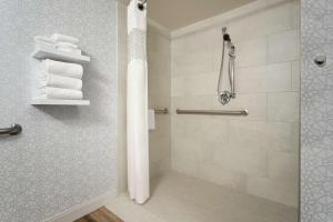 Baðherbergi á Hampton Inn Phoenix-Chandler