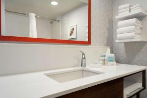 Baðherbergi á Hampton Inn Phoenix-Chandler