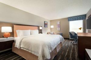 Rúm í herbergi á Hampton Inn Phoenix-Chandler