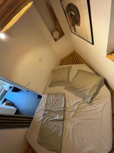 En eller flere senge i et værelse på Old Town Napoleon Crib + 14 billeder