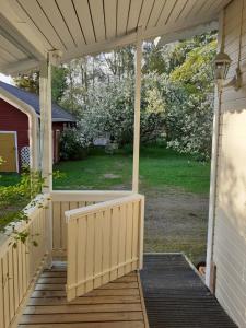 een uitzicht op een veranda van een huis bij Huone Seesteisessä Mummolassa in Kalajoki