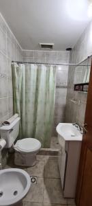 La salle de bains est pourvue de toilettes, de 2 lavabos et d'une douche. dans l'établissement Odelbor Departamento, à Ushuaia