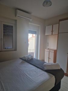 ein Schlafzimmer mit einem großen Bett mit Handtüchern darauf in der Unterkunft Kalipso home in Mytilini