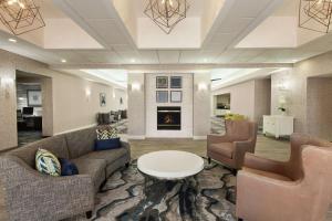 vestíbulo con sofás, mesa y chimenea en Homewood Suites by Hilton Sacramento/Roseville, en Roseville