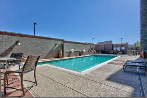 - une piscine avec des chaises et une table sur la terrasse dans l'établissement Hampton Inn & Suites Scottsdale at Talking Stick, à Scottsdale