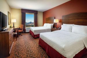 Habitación de hotel con 2 camas y TV de pantalla plana. en Hampton Inn & Suites Scottsdale at Talking Stick en Scottsdale