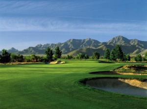 um campo de golfe com montanhas ao fundo em Hampton Inn & Suites Scottsdale at Talking Stick em Scottsdale