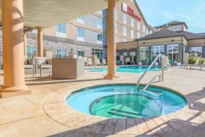 a hot tub in a courtyard at a hotel at Hilton Garden Inn Ardmore in Ardmore