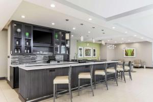 Lounge nebo bar v ubytování Hilton Garden Inn Ardmore