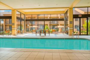 uma imagem de uma piscina num hotel em Courtyard Chicago Deerfield em Deerfield