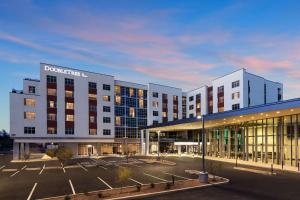土桑Doubletree By Hilton Tucson Downtown Convention Center的一座大楼，前面有一个停车场