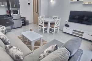 Apartment Sierra Residence Close to The Airport tesisinde bir oturma alanı