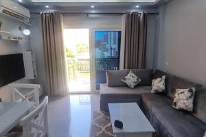 Apartment Sierra Residence Close to The Airport في شرم الشيخ: غرفة معيشة مع أريكة وطاولة