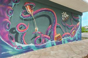 un murale sul lato di un edificio con un polpo di Hilton Garden Inn Key West / The Keys Collection a Key West