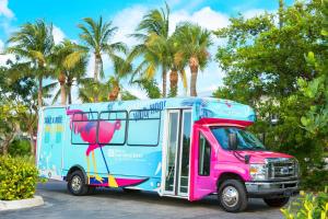 ein rosa und blauer Truck parkt auf einem Parkplatz in der Unterkunft Hilton Garden Inn Key West / The Keys Collection in Key West